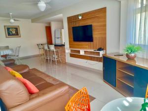 ein Wohnzimmer mit einem Sofa und einem Flachbild-TV in der Unterkunft Parque das Águas Quentes in Caldas Novas