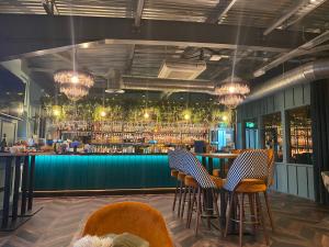 Nápoje v ubytování Tattershall Lakes Sunset View Caravan Lakeside, Hot Tub, Garden, Private Fishing Peg & WiFi