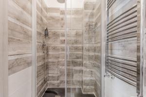 um chuveiro com uma porta de vidro na casa de banho em Casa Casu em Roma