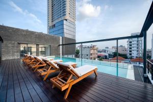 een terras met stoelen en een zwembad in een gebouw bij Taprobane House in Colombo