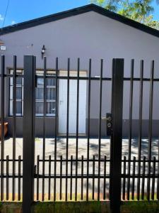 una cerca negra frente a un edificio en Casa Pellegrini en Posadas