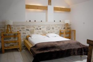 1 dormitorio con 1 cama grande y 2 mesitas de noche en La ferme de Coron, en Belley