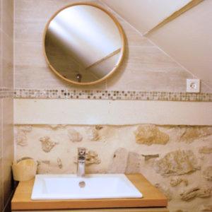 une salle de bain avec un lavabo et un miroir au mur dans l'établissement La ferme de Coron, à Belley 26 autres photos