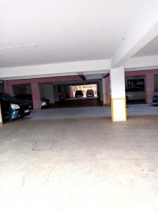 eine leere Garage, in der Autos geparkt sind in der Unterkunft Serene Palace in Nairobi