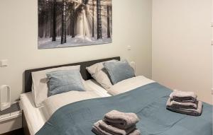 1 dormitorio con 1 cama con sábanas y almohadas azules en Schanzenblick, en Winterberg