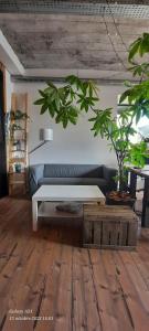 sala de estar con sofá y mesa en Cosy 4p Loft & CoWorking space 5m walk to ski lift en Briançon