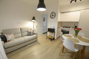 een woonkamer met een bank en een tafel bij Apartment Cinecittà in Rome
