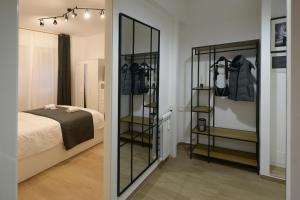 een slaapkamer met een bed en een spiegelkast bij Apartment Cinecittà in Rome