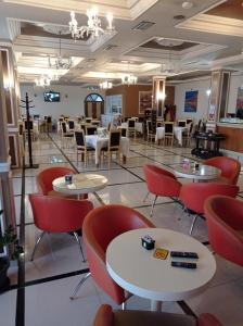 un restaurante con mesas y sillas en una habitación en Ble Alb, en Udënisht
