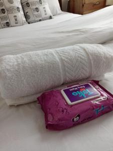 een handdoek op een bed met een thermometer erop bij Serene Palace in Nairobi