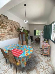 ein Esszimmer mit einem Tisch und Stühlen in einem Zimmer in der Unterkunft Casa de Olinda in Olinda