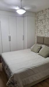 Katil atau katil-katil dalam bilik di Excelente Apartamento no Leblon 02 quadras da praia em prédio com piscina, sauna e academia