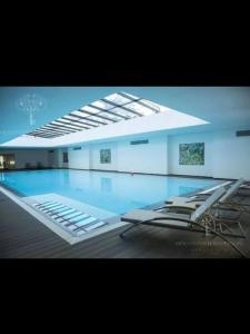a large swimming pool with chairs in a building at Alquiler Apto Punta Del Este in Punta del Este