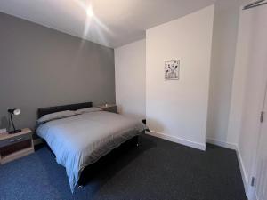 سرير أو أسرّة في غرفة في OYO Arcadia By Habitat101