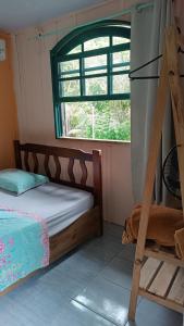 Pousada e Camping da Rhaiana - Ilha do Mel - PR في إيلها دو ميل: غرفة نوم مع سرير بطابقين ونافذة