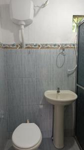 łazienka z toaletą i umywalką w obiekcie Pousada e Camping da Rhaiana - Ilha do Mel - PR w mieście Ilha do Mel