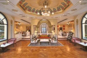 - un hall avec un canapé, des chaises et un lustre dans l'établissement Heritage Village Resort & Spa Manesar-Gurgaon, à Gurgaon