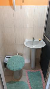 mała łazienka z umywalką i toaletą w obiekcie Pousada e Camping da Rhaiana - Ilha do Mel - PR w mieście Ilha do Mel