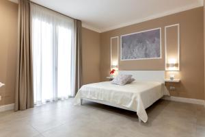 1 dormitorio con cama y ventana grande en Le Palme, en Terrasini