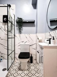 Ванна кімната в Nice and comfy 1 bedroom apartment!