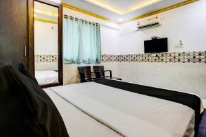Säng eller sängar i ett rum på OYO Flagship Shree Sai Residency