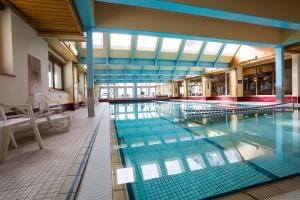 una gran piscina en un gran edificio en Apartment Mondzeu D034 en Verbier