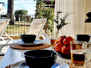 einen Tisch mit Tellern und Schüsseln mit Speisen und Getränken in der Unterkunft Bajo Ortosa Valle Golf Resort in Murcia