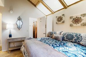 1 dormitorio con 1 cama con sábanas azules y blancas en Anchor's Rest, en Carmel