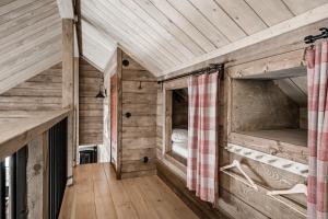 y vistas interiores a una cabaña de madera con 2 literas. en Luxurious cottage with sauna overlooking mountains, en Vemdalsskalet