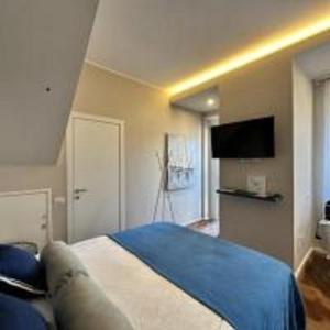 1 dormitorio con 1 cama y TV de pantalla plana en ComeCasa Larga Cosy Studio en Milán