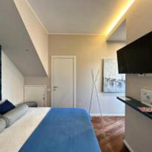 1 dormitorio con 1 cama grande y 1 sofá en ComeCasa Larga Cosy Studio en Milán