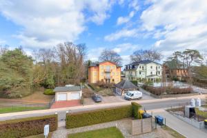 une vue aérienne sur un quartier résidentiel avec des maisons dans l'établissement Villa Sonnenschein App. 8, à Heringsdorf