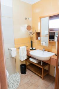 Ruviano的住宿－Tenuta Tralice，一间带水槽和镜子的浴室