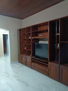 ベレンにあるChácara Calixtoの木造の大型エンターテイメントセンター(テレビ付)