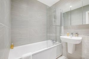 Koupelna v ubytování 2 Bedroom Penthouse with parking High Wycombe By 360Stays
