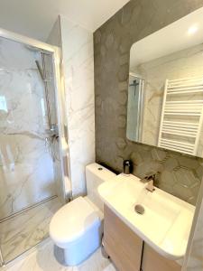 a bathroom with a toilet and a sink and a shower at Alba DeLuxe - 3 Bedroom Pointe Croisette, by Welcome to Cannes in Cannes