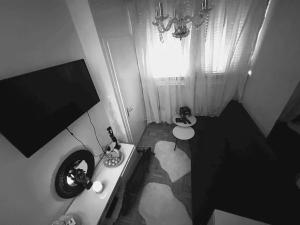a small bathroom with a television and a toilet at Chambre Confortable disponible à Genève in Geneva