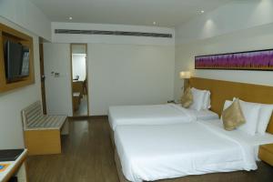 Sarovar Portico Rivera Ahmedabad客房内的一张或多张床位