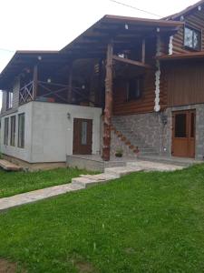 a house under construction with the roof up at Садиба у Пасічника in Pilipets