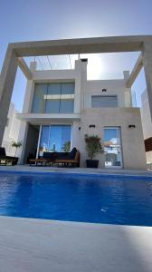 een huis met een zwembad ervoor bij Casa Flore-Lou in Orihuela-Costa