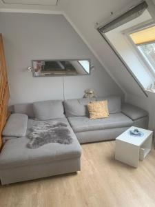 ein Wohnzimmer mit einem Sofa und einem Tisch in der Unterkunft Sternschnuppe in Sankt Peter-Ording