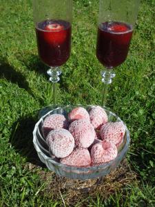 Uma taça de donuts e dois copos de vinho. em Sternschnuppe em Sankt Peter-Ording