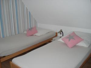 2 Betten nebeneinander in einem Zimmer in der Unterkunft Sternschnuppe in Sankt Peter-Ording
