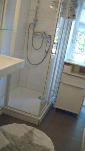 eine Dusche mit Glastür im Bad in der Unterkunft Sternschnuppe in Sankt Peter-Ording