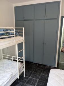 sypialnia z łóżkiem piętrowym i szafą w obiekcie La playa w mieście L'Escala