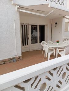 patio ze stołem i krzesłami na domu w obiekcie La playa w mieście L'Escala