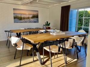 ein Esszimmer mit einem Holztisch und Stühlen in der Unterkunft Luxury Villa in Sint Idesbald with Jacuzzi in Saint-Idesbald