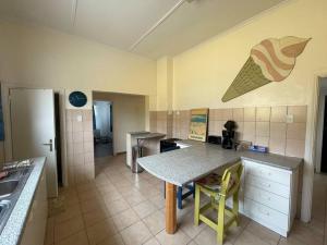 Il comprend une cuisine équipée d'une table et d'un réfrigérateur. dans l'établissement Beachwalker 52, à Swakopmund