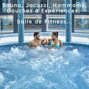 een man en vrouw in een bubbelbad in een zwembad bij Aquabella Hôtel & Spa in Aix-en-Provence