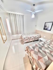 um quarto com 2 camas e uma ventoinha de tecto em Parque das Águas Quentes em Caldas Novas mais 50 fotografias